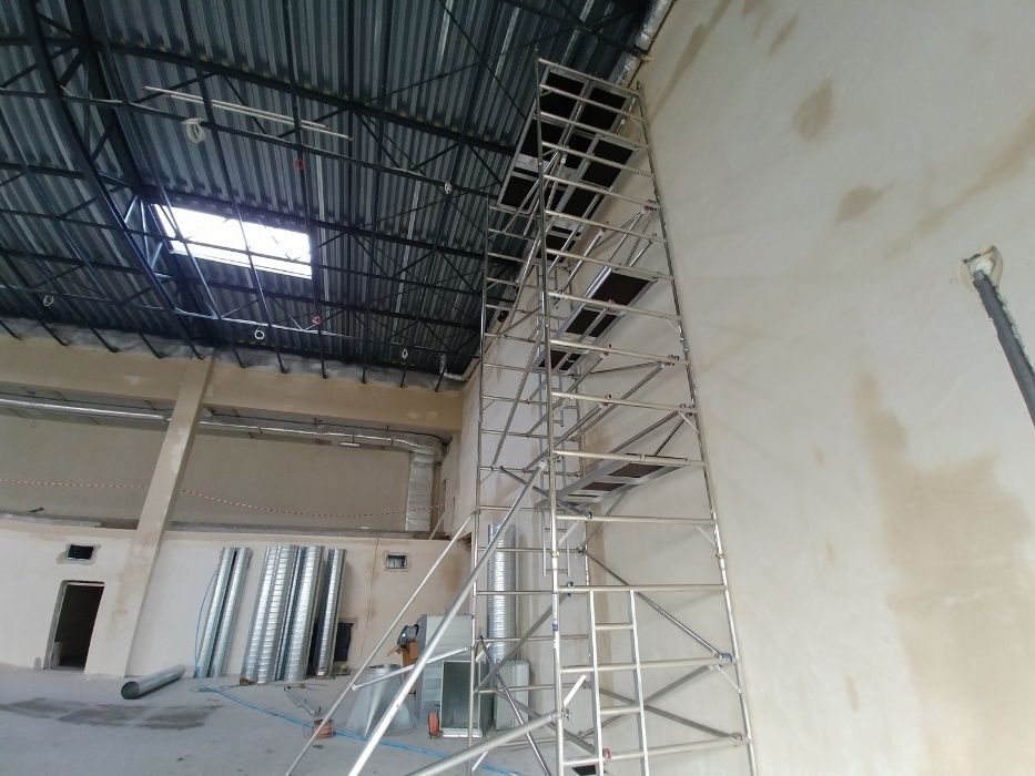 Rusztowania aluminiowe przejezdne jezdne wynajem od 7 zł za metr.