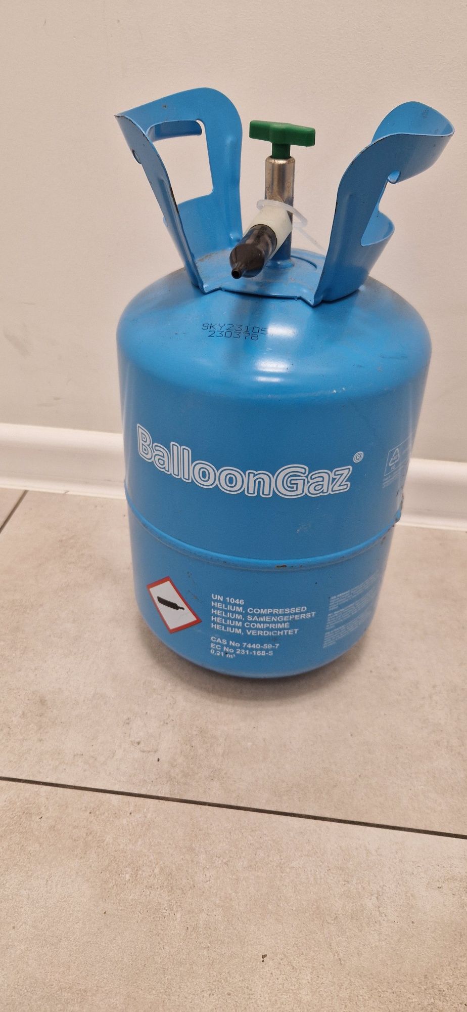 Butle po helu do balonów puste