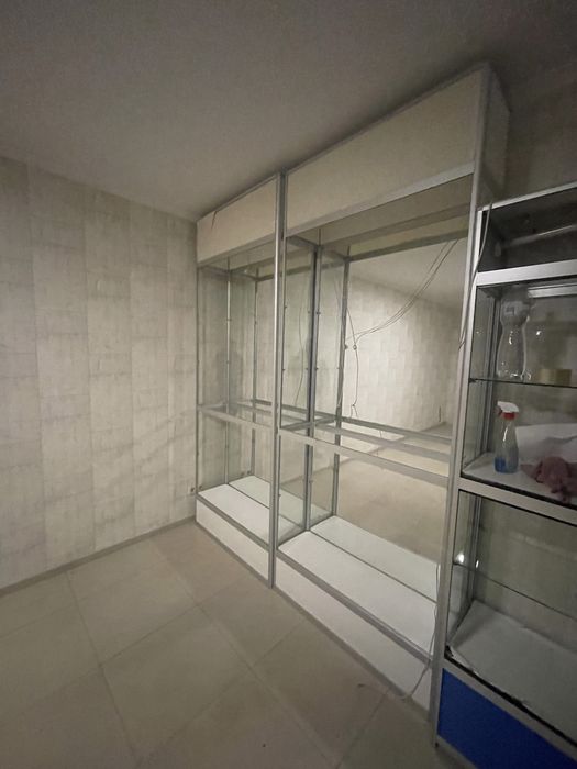 Витрина стеклянная открытая зеркальная стенка