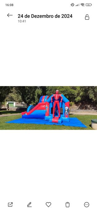 Insuflável unicórnio e homem aranha