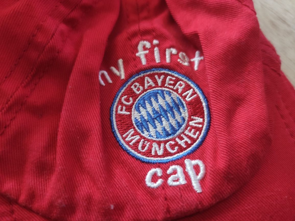 Czerwona czapka z daszkiem Bayern Monachium dla chłopca