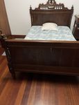 Cama antiga de madeira com estrado e colchao