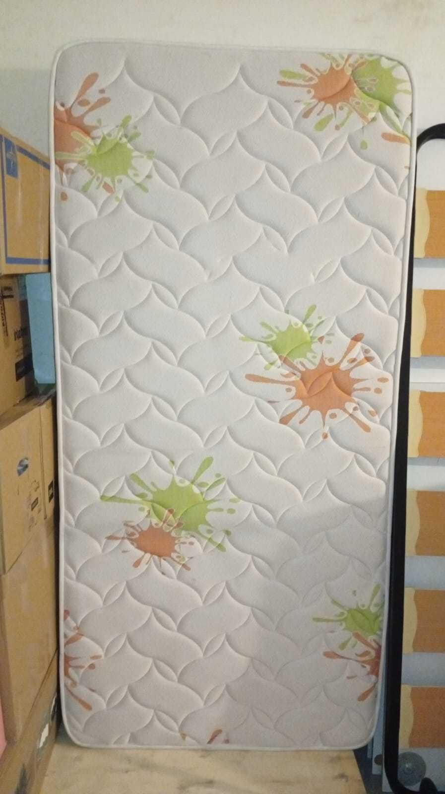 Colchão 90x190x25 + Estrado com pés 25cm – Usado em Bom Estado