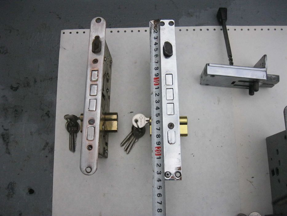 Продам дверной замок с ключами