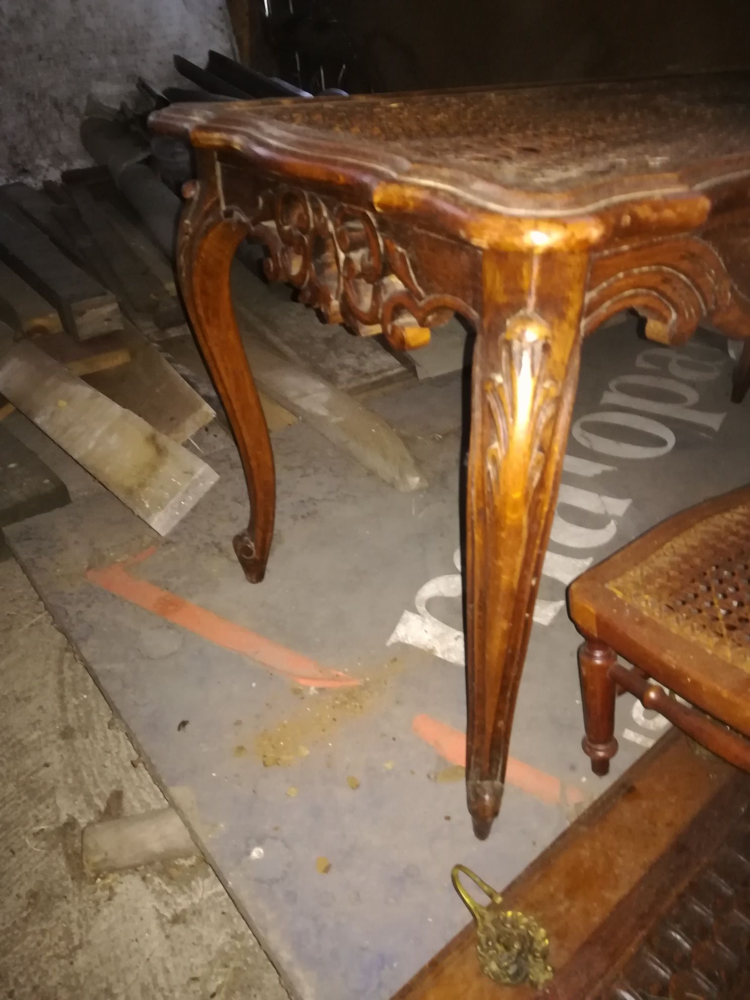 Stół i podnóżek, taboret.