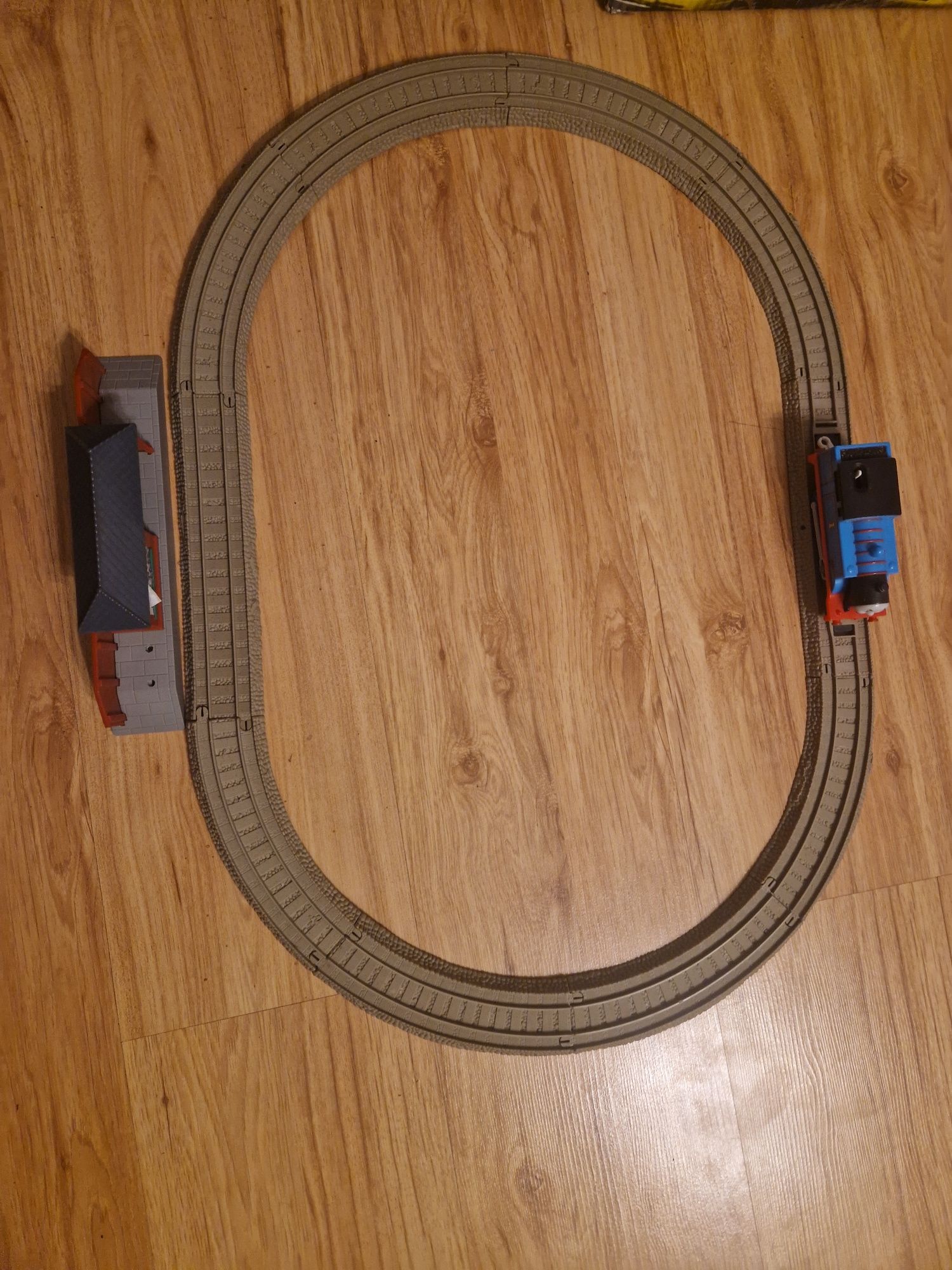 Tomek i przyjaciele-kolejka na baterie Fisher Price.