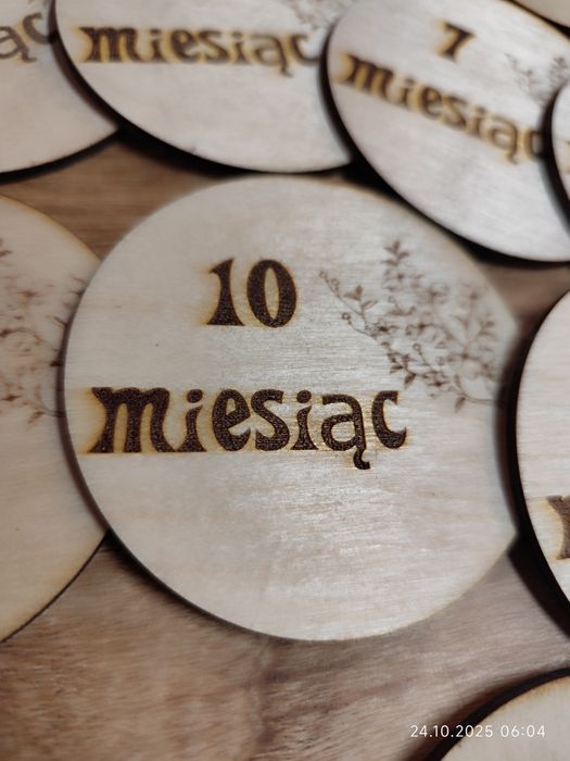 Tabliczki drewniane z miesiącami