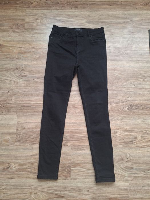 Klasyczne czarne spodnie rurki Mohito wysoki stan elastyczne 38