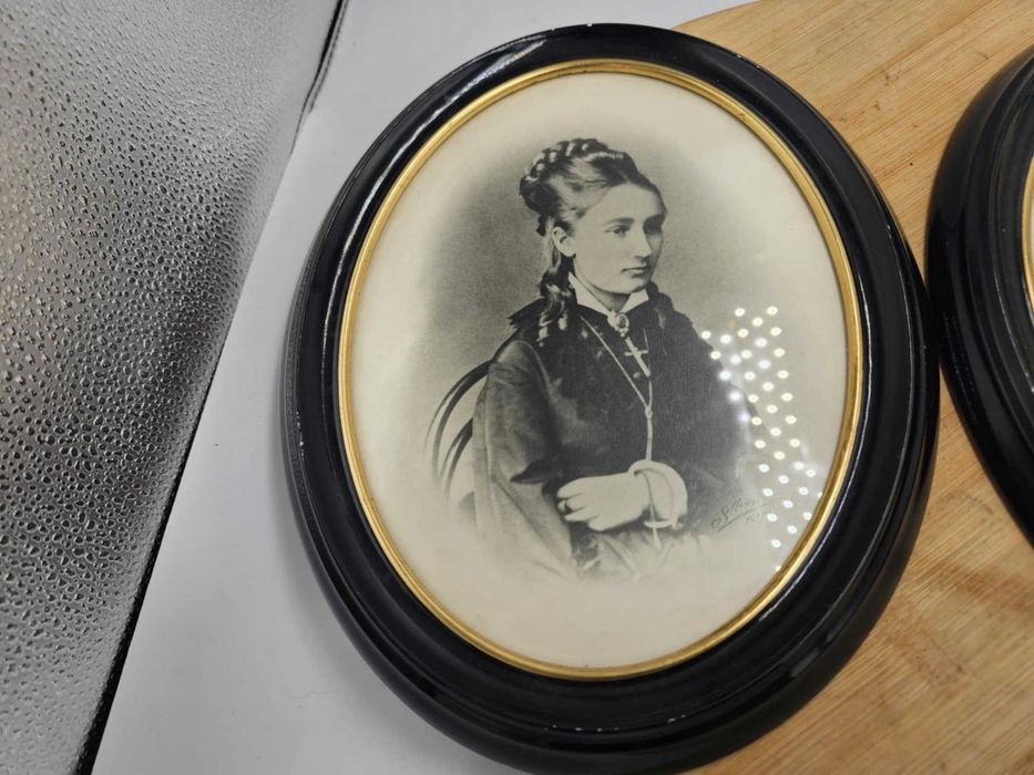 Przedwojenna ramka na zdjęcie,obrazek,w środku portret,cena za 1 szt.