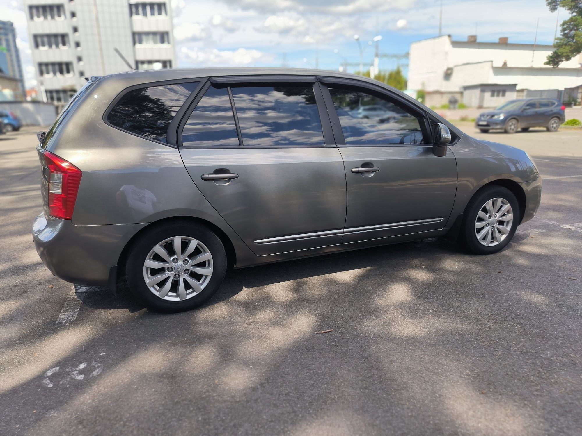 KIA CARENS 2011 газ бензин