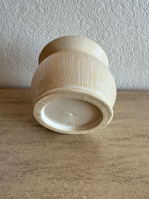Pequeno vaso cerâmico, branco, feito a mão
