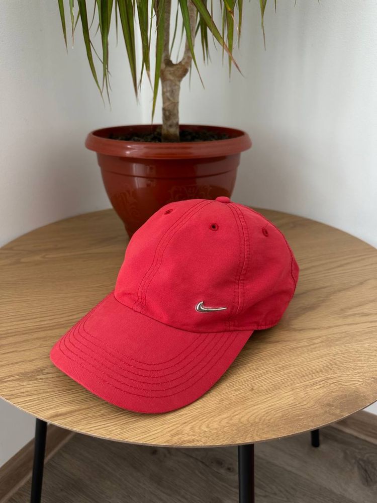 Червона Кепка Nike З Металевим Логотипом