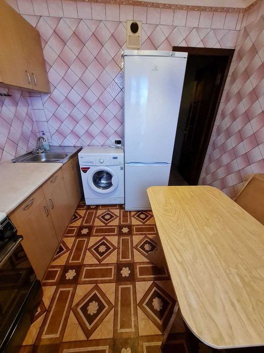 Продам 2 кімн. квартиру на Молодіжному, зуп. Героїв України. 32000