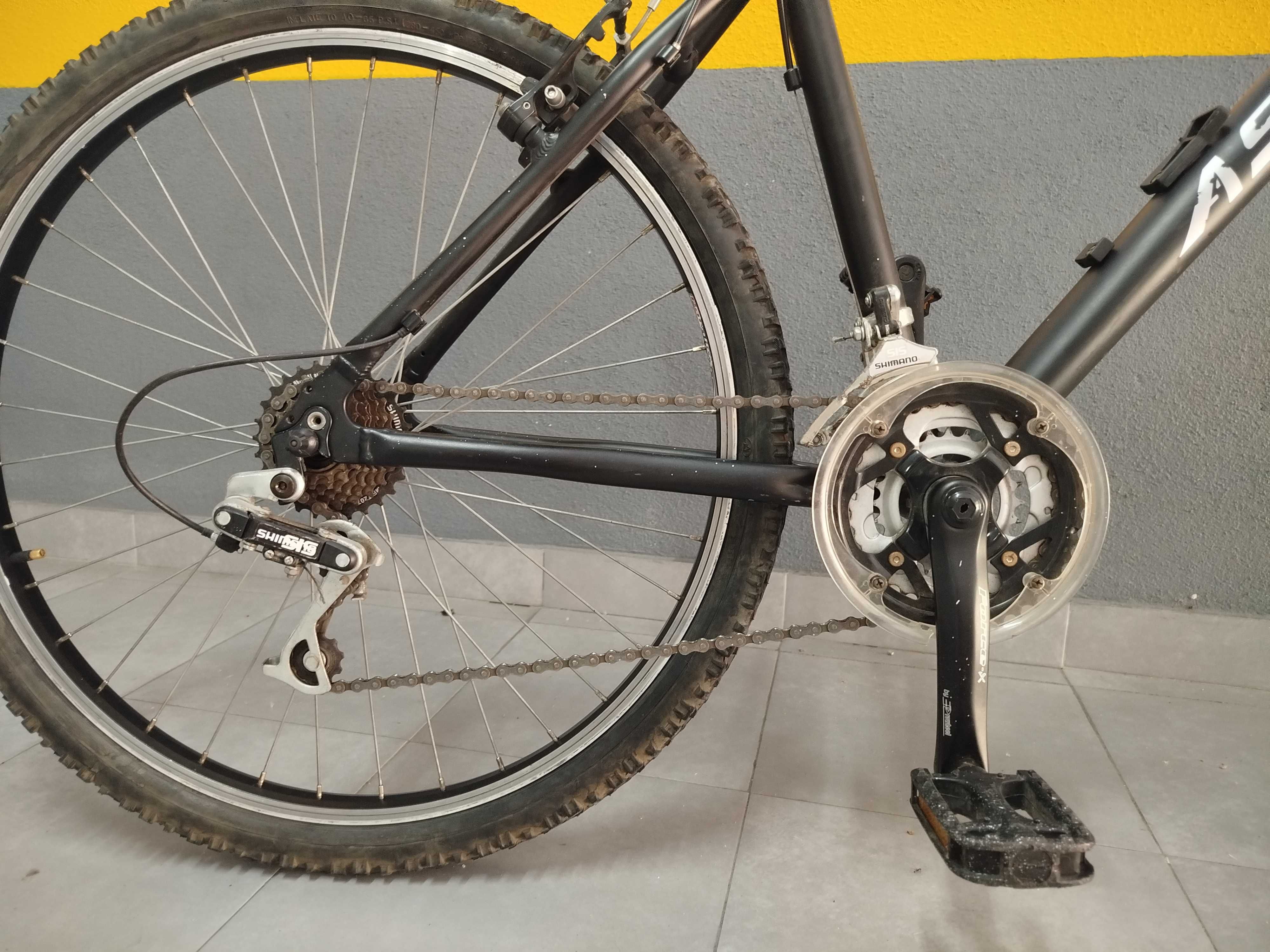 Bicicleta Astro montanha (MTB) com um aro de 26 polegadas.
