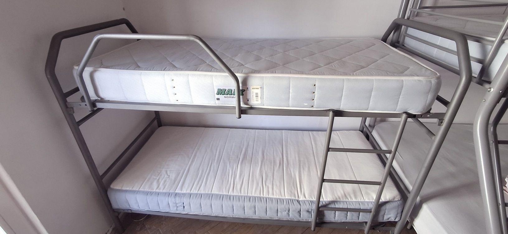 Cama beliche com calçado