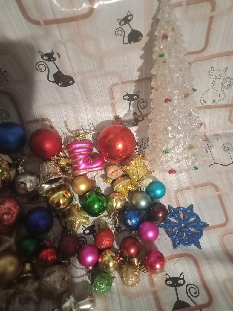 Ёлочные игрушки и гирлянды , одним лотом.