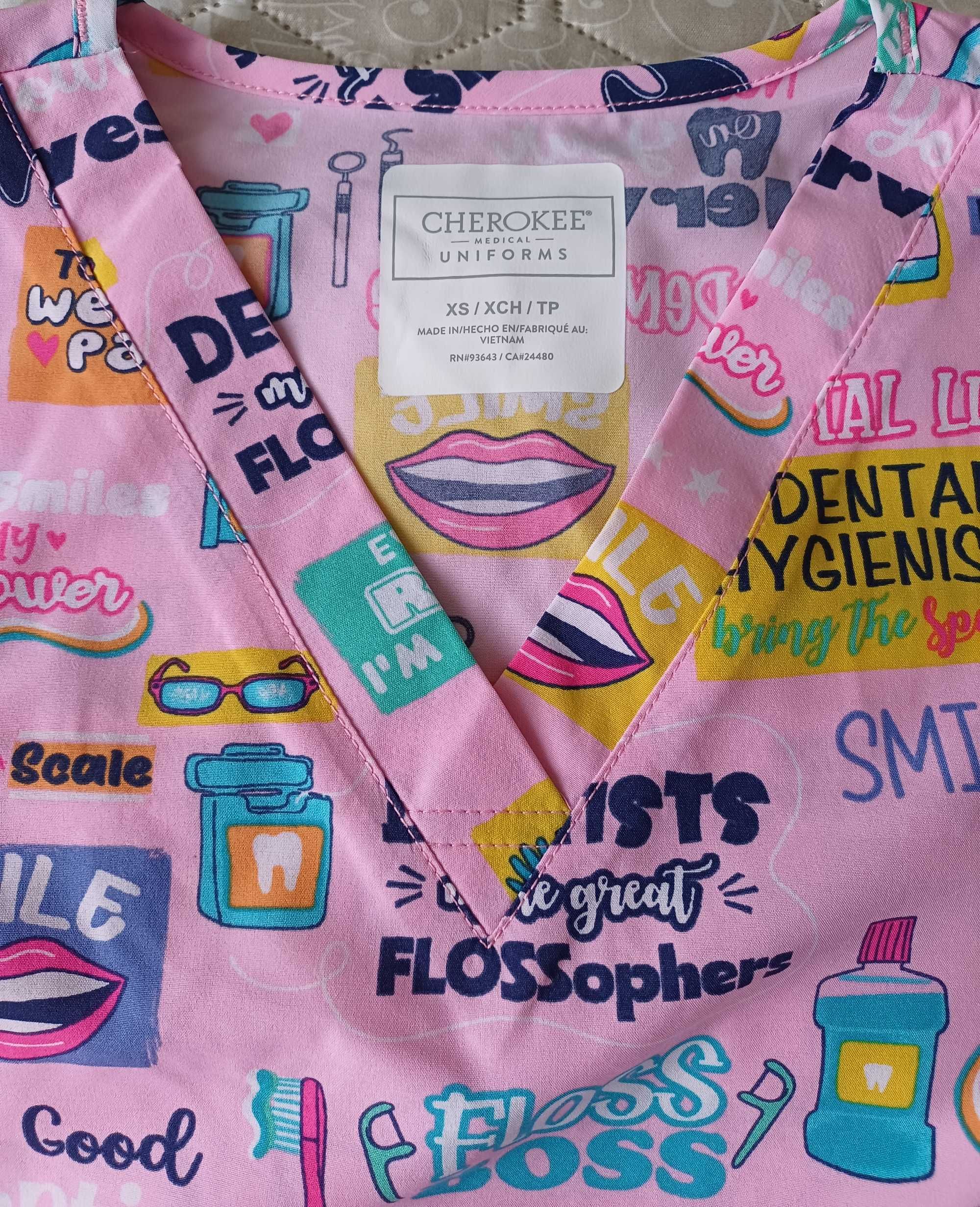 Bluza damska medyczna stomatologiczna ze wzorem.