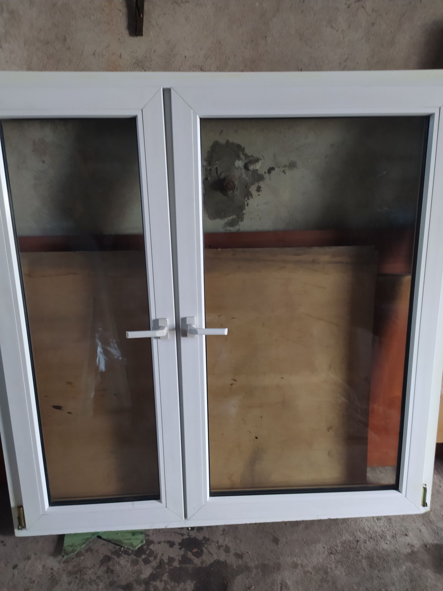 Okno z demontażu PCV 144cmX145 dwuszybowe
