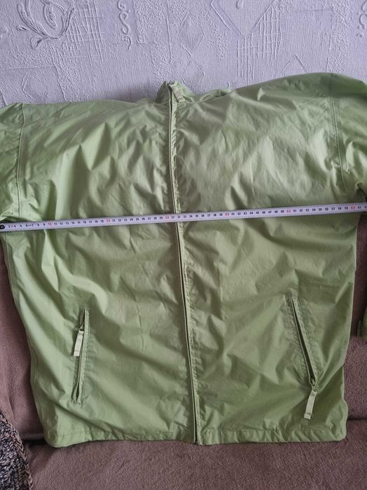 Куртка бренду CARIBOU з, щільної плащової  тканини.