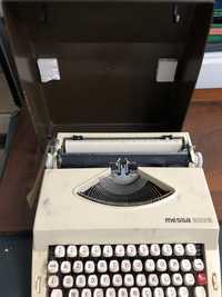 Máquina de escrever antiga. Estado impecável