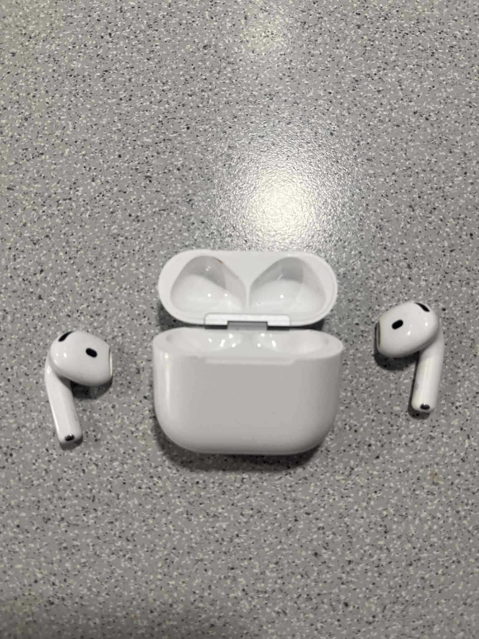 AirPods 4 (w dobrym stanie, super oferta).