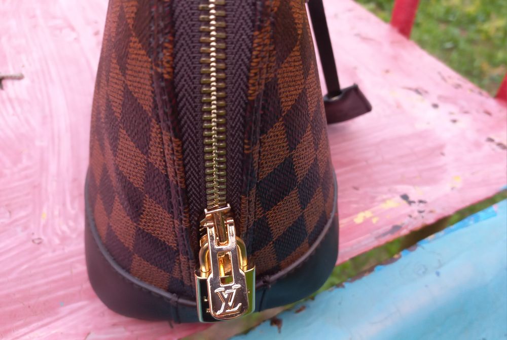 Сумка Луї Віттон Louis Vuitton з золотими аксесуарами,червона всередин
