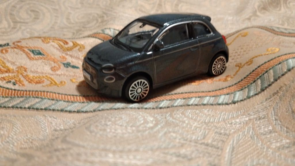 Vendo réplica do fiat 500E versão nova!!! BBurago 1:43