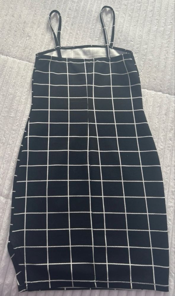 Vestido preto com riscas