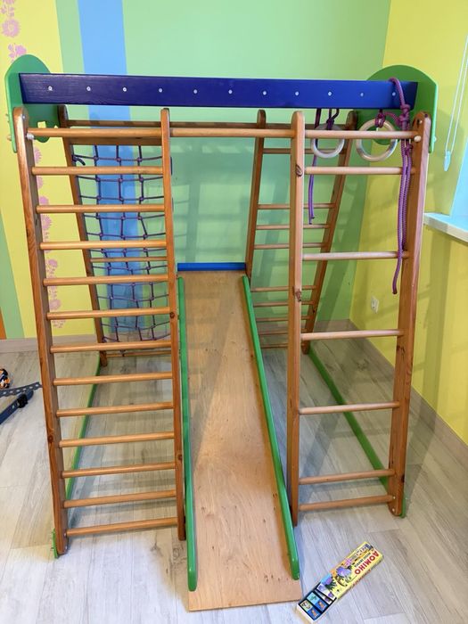 Великий трикутний комплекс. Дитяча гірка. Кільця гімнастичні.