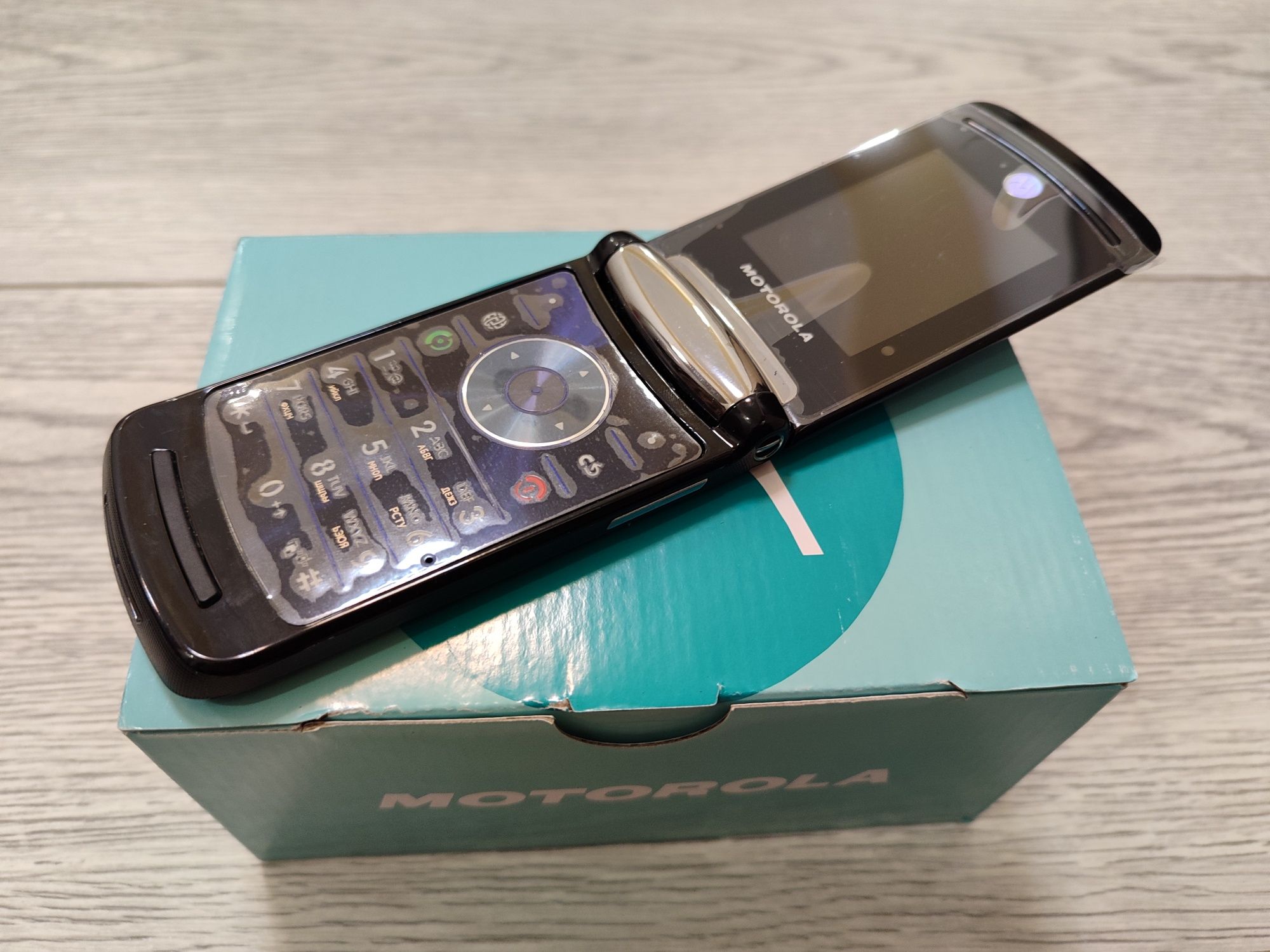 Мобильный телефон Motorola V8 Black/Gold 2gb