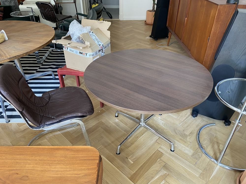 Okrągły stół Ray & Charles Eames dla Vitra
