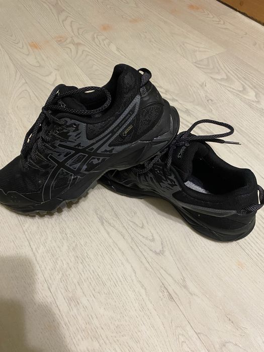 Чорні кросівки asics