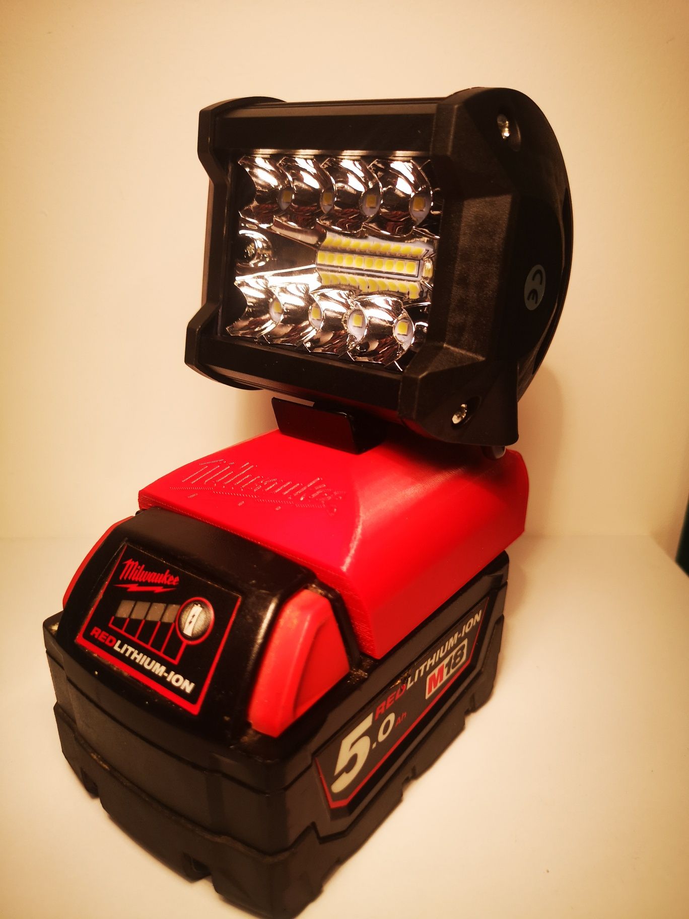 Milwaukee M18 Lampa Led adapter do baterii z zabezpieczeniem