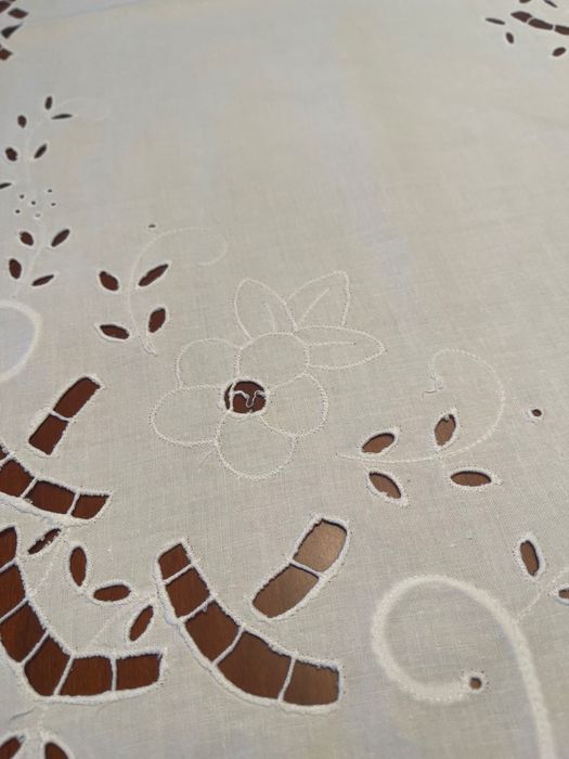 Toalha de mesa quadrada branca em meio linho 2