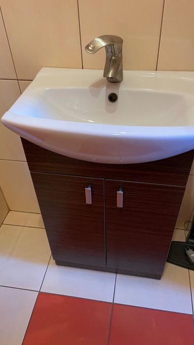 Szafka z umywalką Cersanit do łazienki