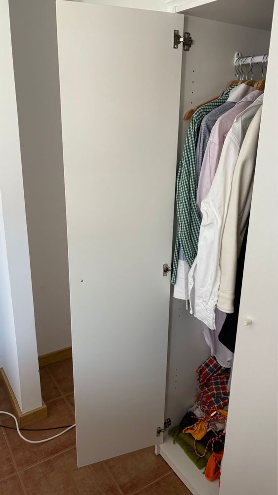 Vendo roupeiro branco, usado.