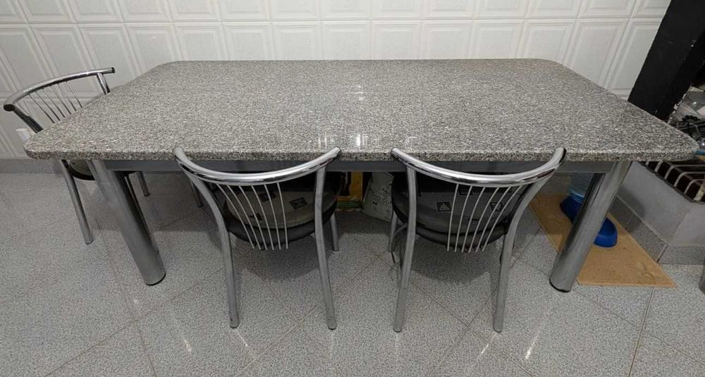 Mesa grande com tampo em granito+ 6 cadeiras