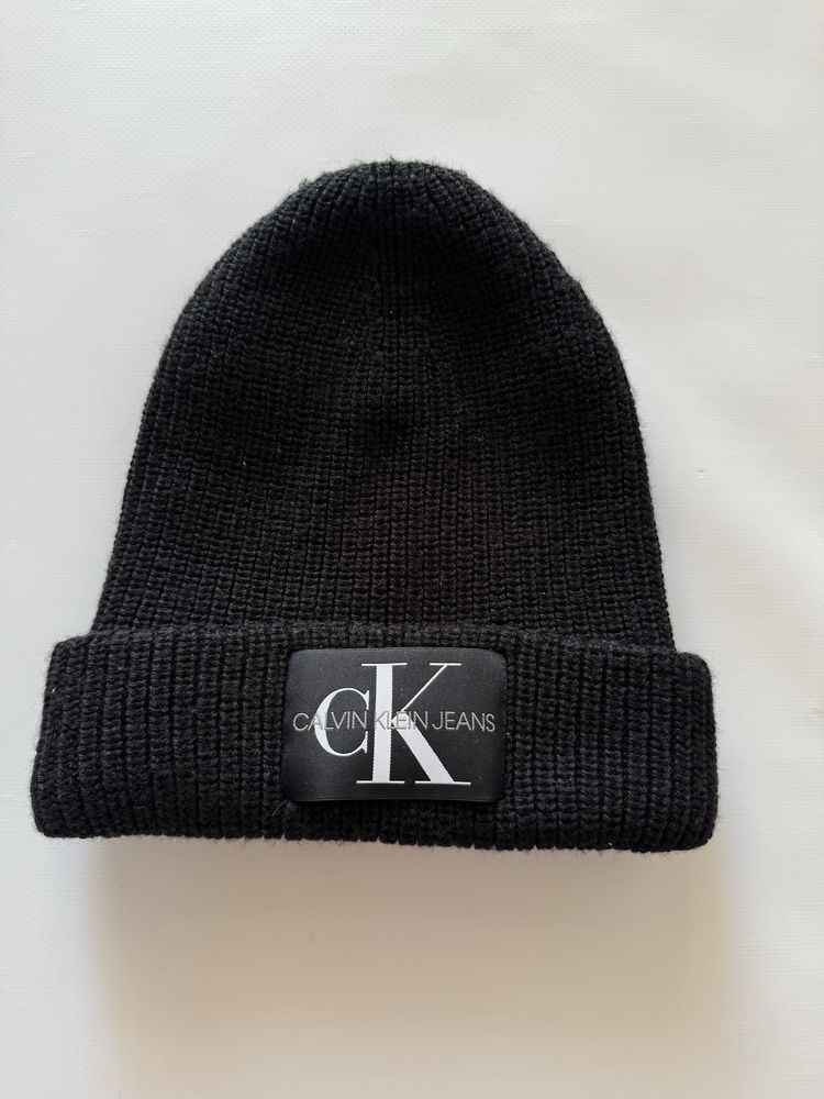 Шапка чорна від cK