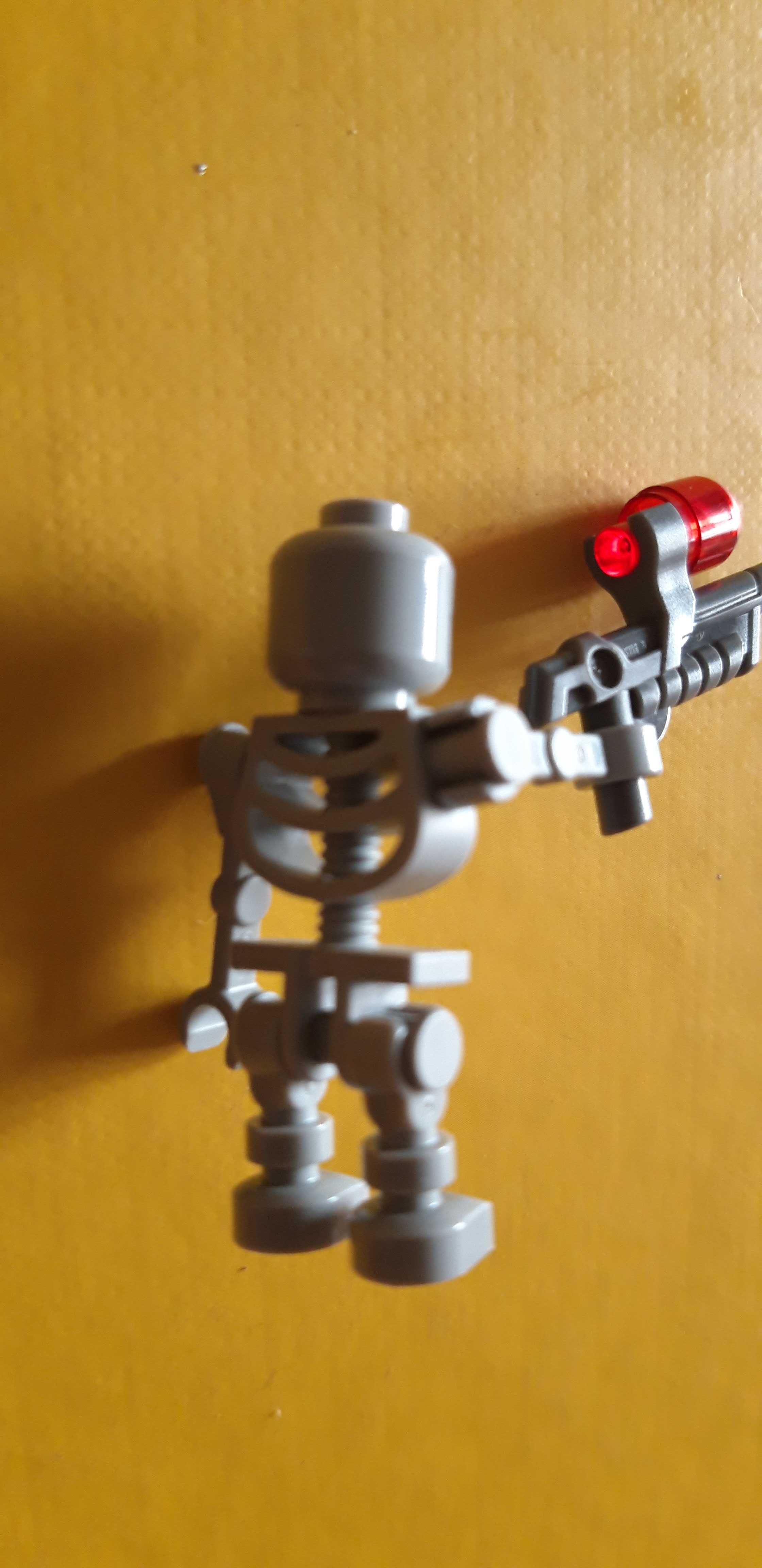 Lego minifigura Robô esqueleto cinza