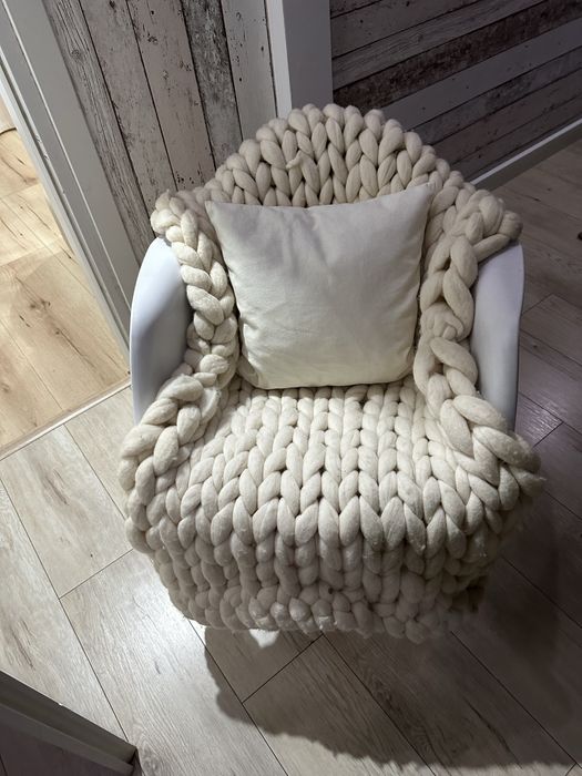 Fotel bujany z kocem i poduszka