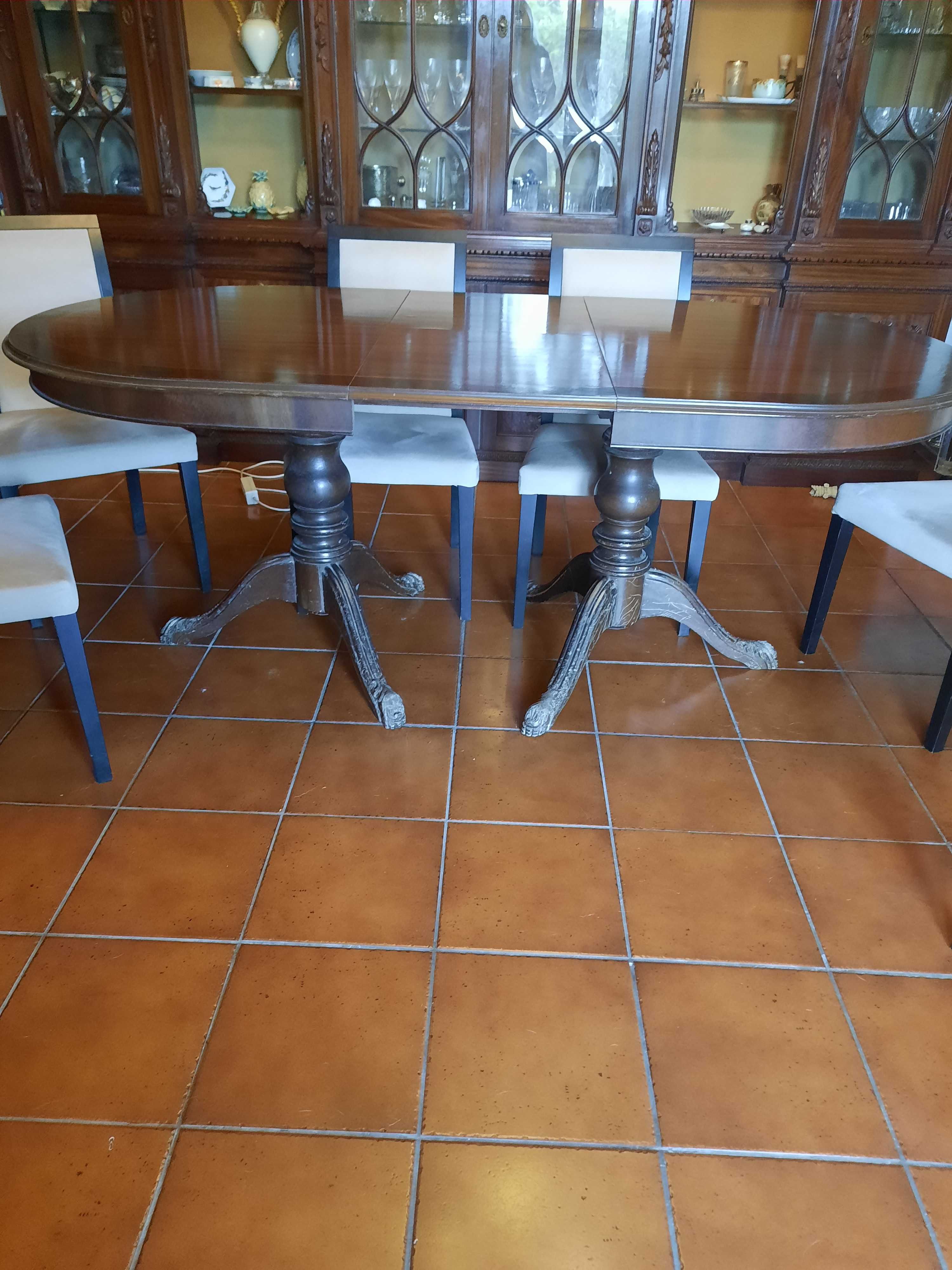 Mesa de jantar em mogno