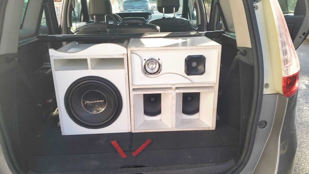 Som automotivo com boa qualidade caixa de médios cornetada