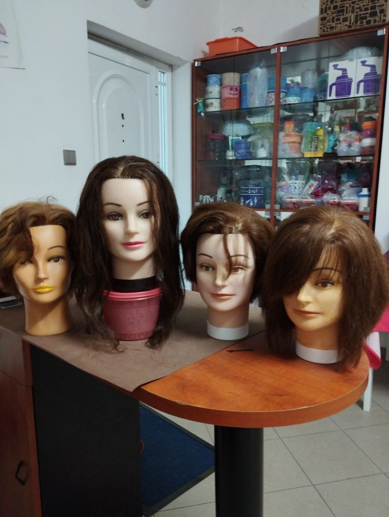 Cabeça de aprendiz de cabeleireiro - cabelo natural
