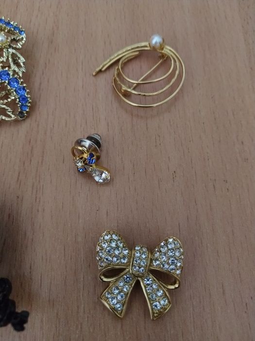 Набор брошек.Бижутерия.Очень стильные.