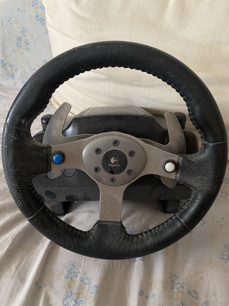 Logitech G25 com pedais e manete de mudancas