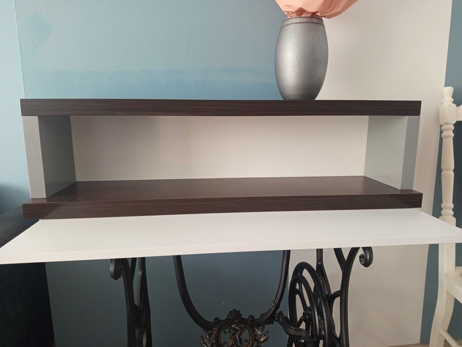 Dwie półki na ścianę