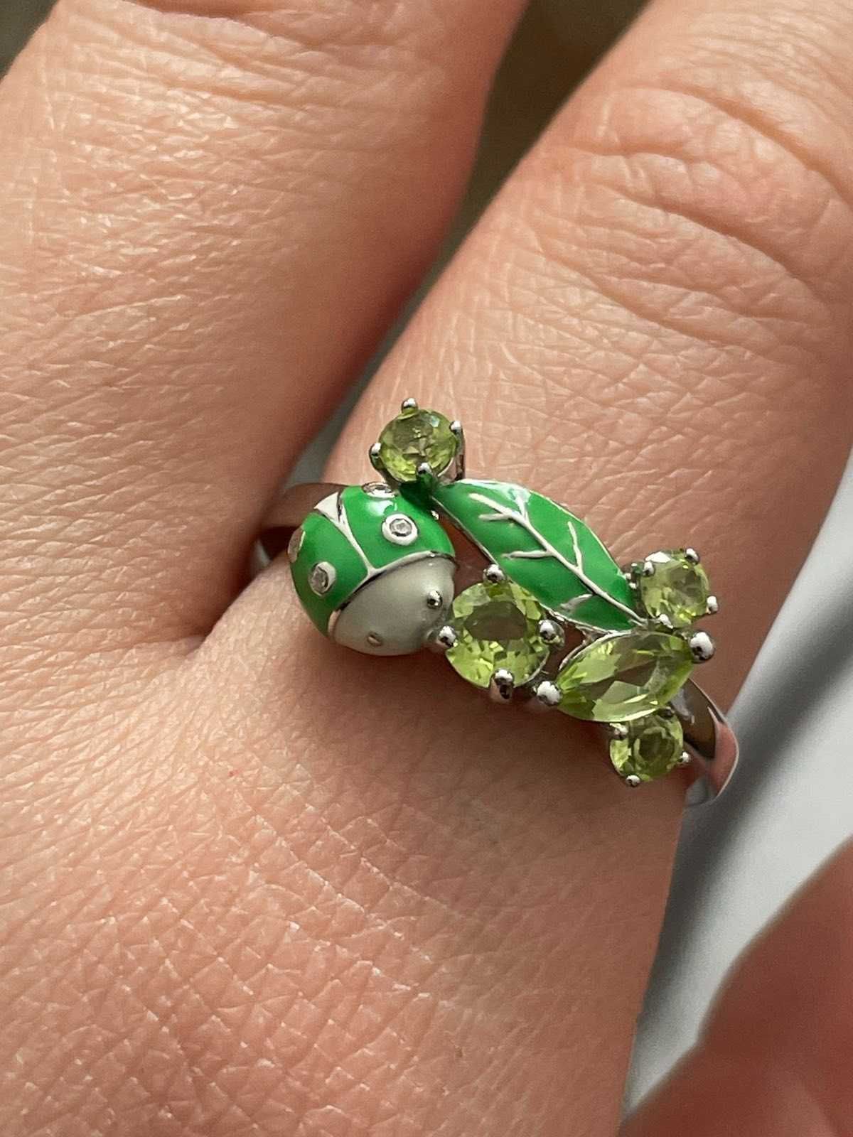 Кольцо с зеленым перидотом и эмалью, серебро 925 пробы, размер 8,5