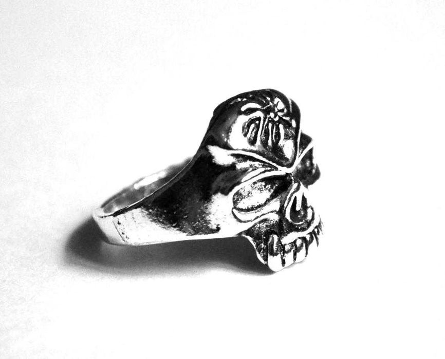 Sygnet ze stali czaszka R 20