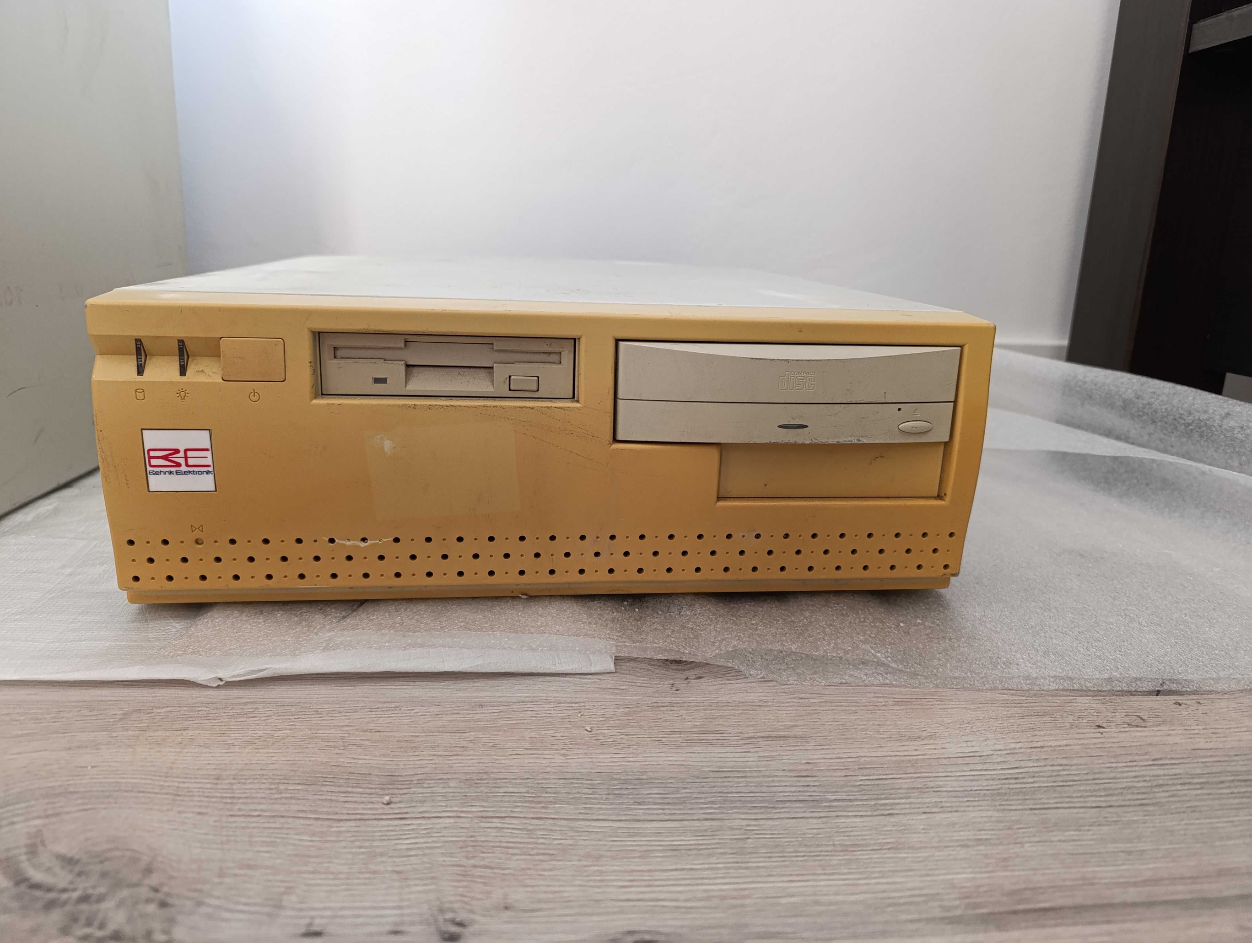 Stary komputer Pentium3, leżący, uszk.