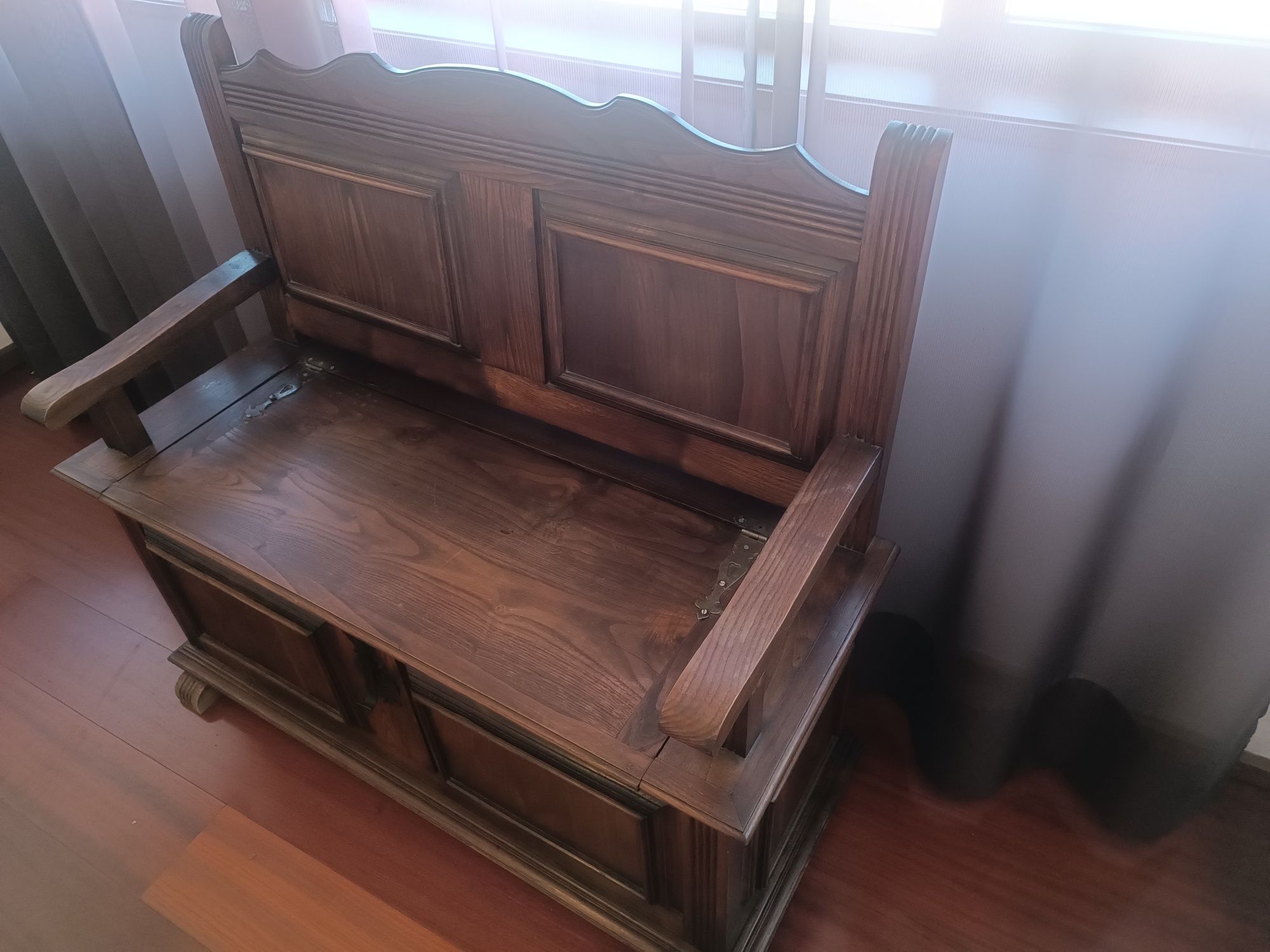Banco com arrumação, mesa de apoio e mini estante